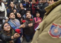 Protesting students gave roses to the police in Delhi