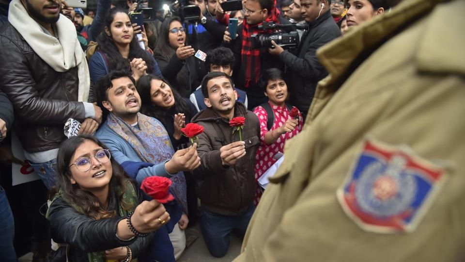 Protesting students gave roses to the police in Delhi